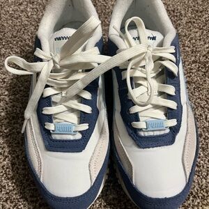 Puma women’s 8.5 sneaker